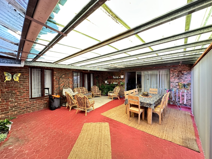 6 Bedroom Property for Sale in Heiderand Western Cape